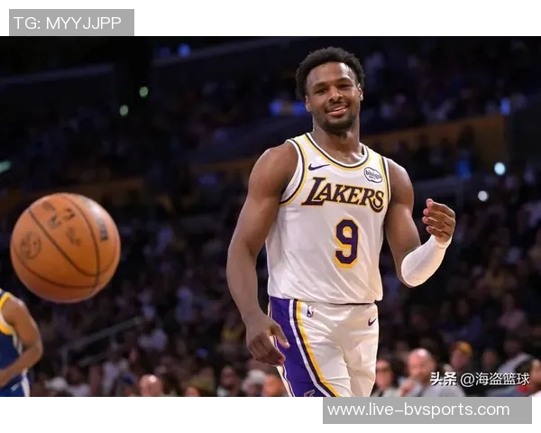 布朗尼单臂劈扣震撼全场詹姆斯感慨上空气与众不同