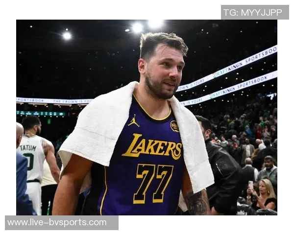 小里与东契奇的默契搭档雷迪克谈勒布朗缺阵的影响与应对策略