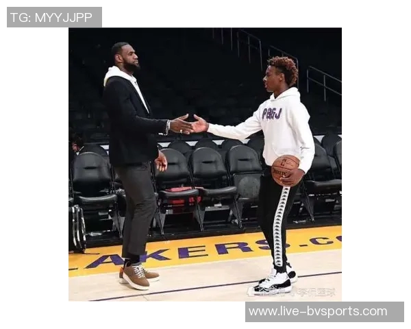 布朗尼在赛前仪式中接过詹姆斯的位置展现父子传承的篮球梦想